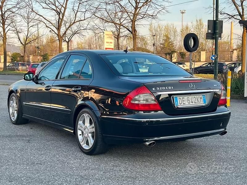 Usata Mercedes E320 224 CV (164 kW) 2008 Nero Berlina