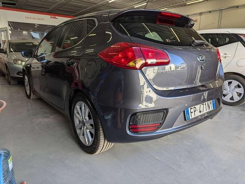 Begagnad Kia Ceed 101 HK (74 kW) 2018 Grå Halvkombi