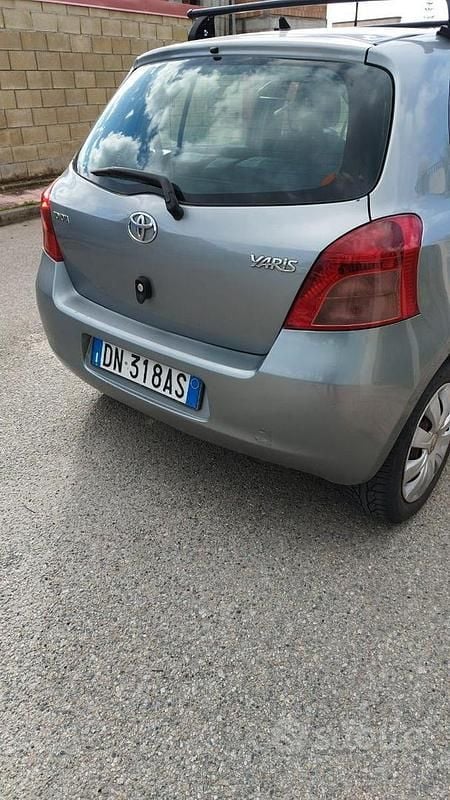 Usata Toyota Yaris Sol 90 CV (66 kW) 2007 Grigio Utilitaria