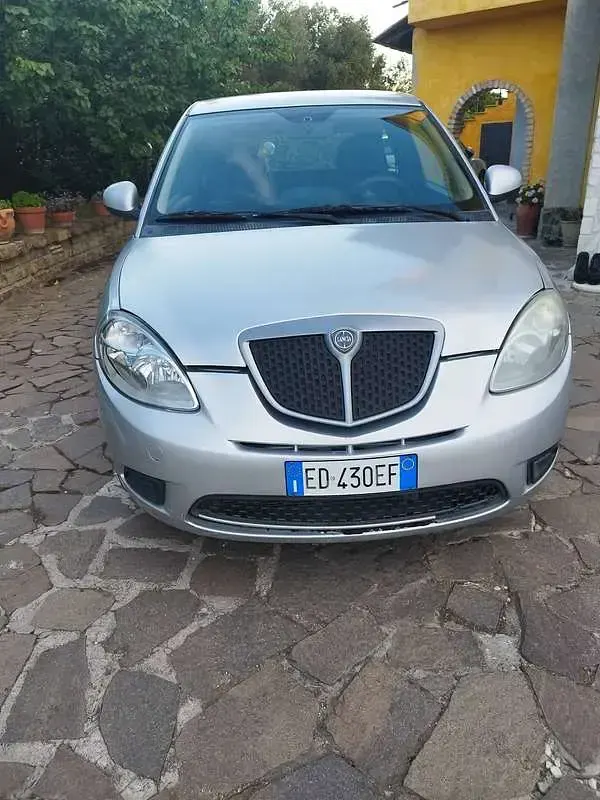 Usata Lancia Ypsilon 75 CV (55 kW) 2010 Argento Utilitaria
