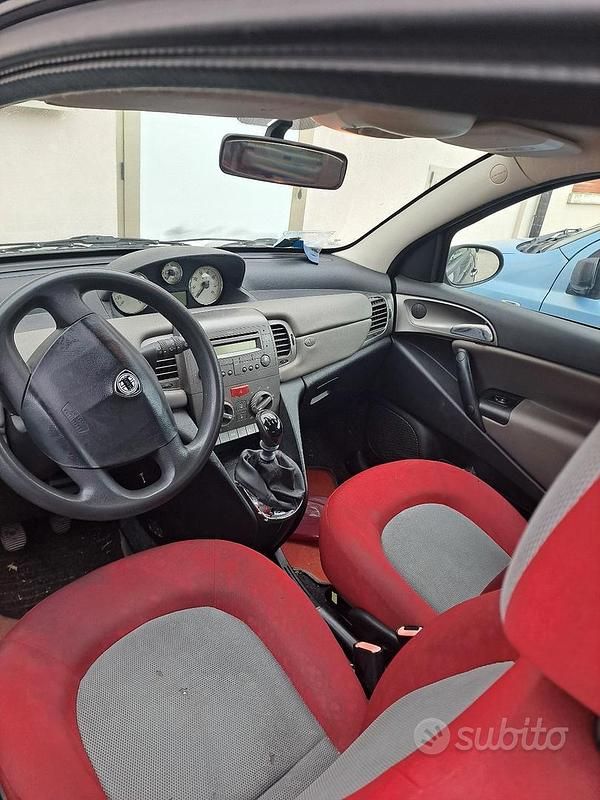 Usata Lancia Ypsilon 60 CV (44 kW) 2005 Nero Utilitaria