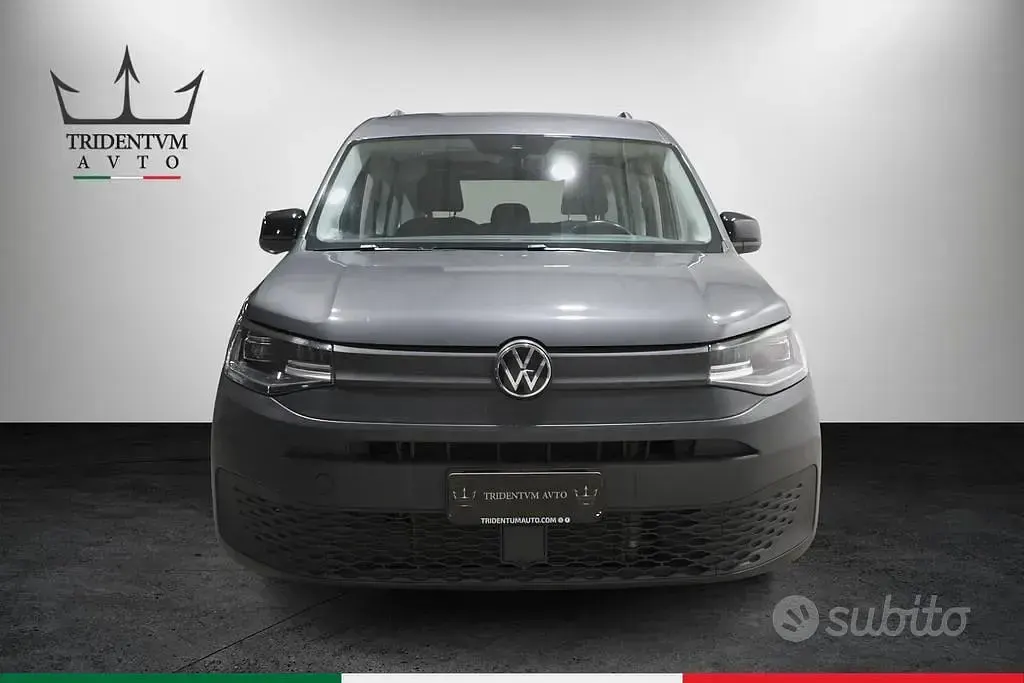 Usata VW Caddy 122 CV (89 kW) 2023 Grigio Monovolume