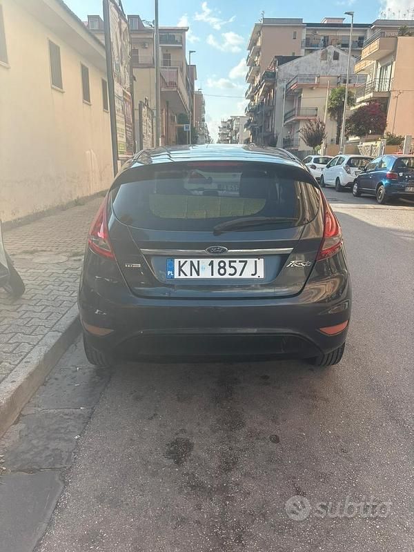Usata Ford Fiesta Titanium 68 CV (50 kW) 2010 Grigio Utilitaria