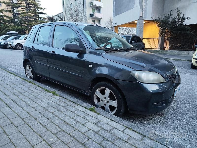 Usata Mazda 2 75 CV (55 kW) 2005 Grigio Utilitaria