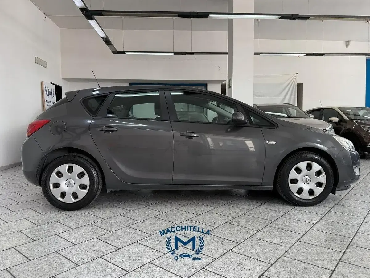 Usata Opel Astra Cosmo 140 CV (102 kW) 2011 Grigio Berlina