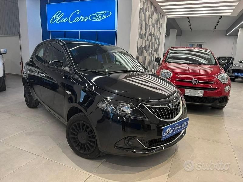 Usata Lancia Ypsilon Silver 70 CV (51 kW) 2022 Nero Utilitaria