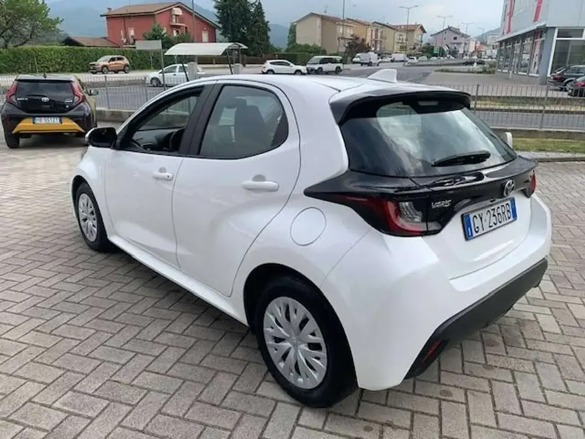 Usata Toyota Yaris Hybrid Active 116 CV (85 kW) 2025 Bianco Berlina