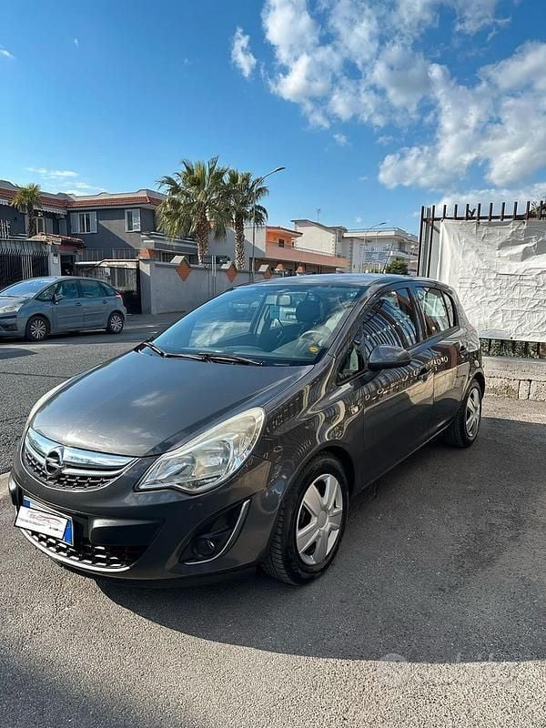 Usata Opel Corsa 75 CV (55 kW) 2012 Grigio Berlina