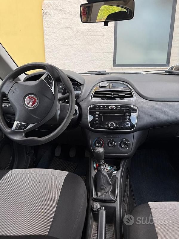 Usata Fiat Grande Punto 77 CV (56 kW) 2011 Bianco Utilitaria
