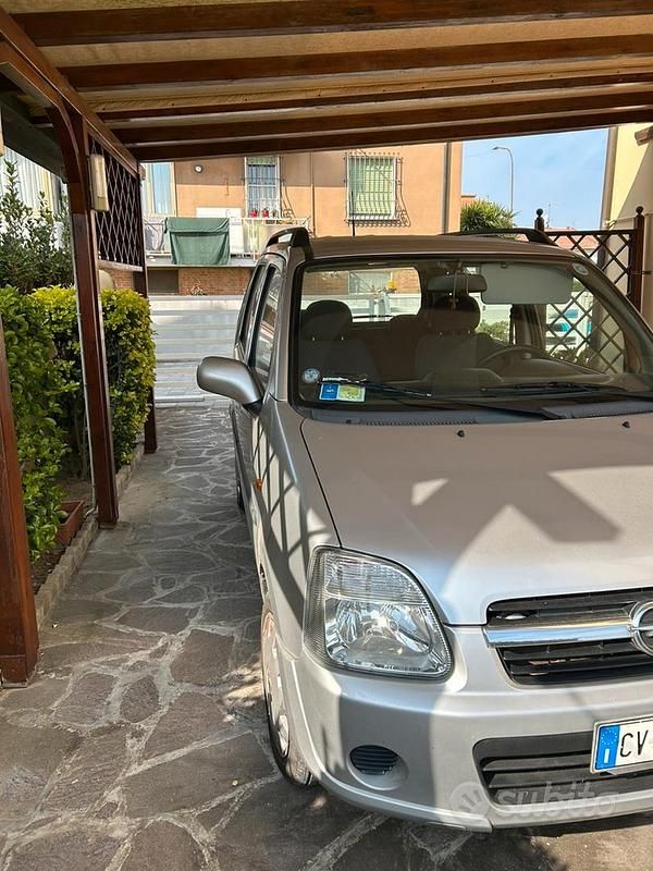 Usata Opel Agila 75 CV (55 kW) 2005 Grigio Monovolume