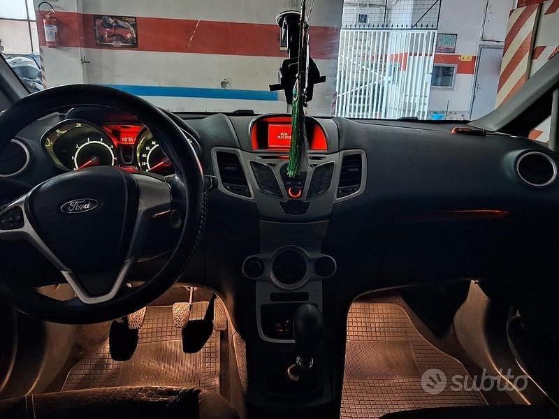 Begagnad Ford Fiesta 96 HK (70 kW) 2010 Grå Halvkombi
