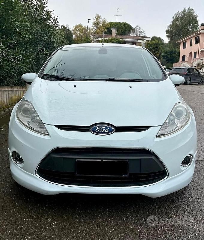 Usata Ford Fiesta Titanium 95 CV (69 kW) 2010 Bianco Utilitaria
