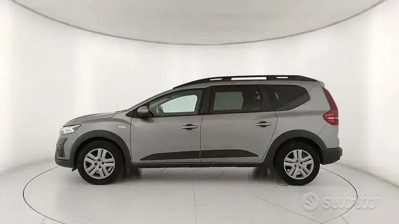Usata Dacia Jogger Expression 101 CV (74 kW) 2024 Grigio Monovolume
