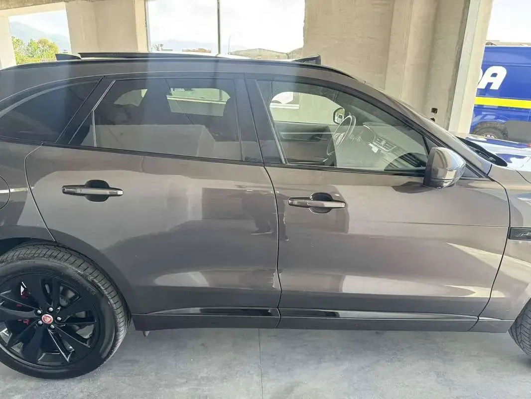 Usata Jaguar F-Pace R-Dynamic 204 CV (150 kW) 2021 Grigio SUV