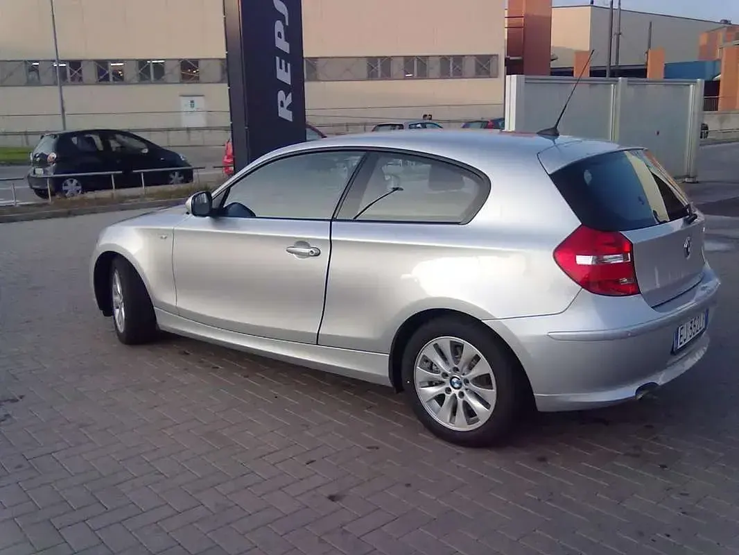 Usata BMW 118 143 CV (105 kW) 2011 Argento Utilitaria