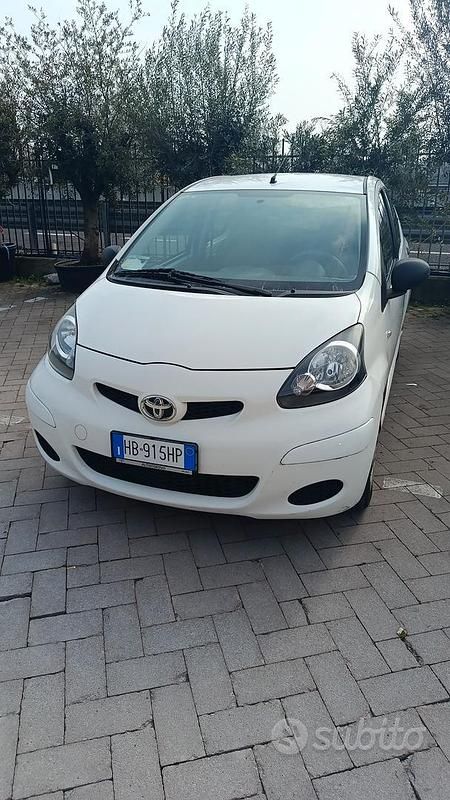 Usata Toyota Aygo 67 CV (49 kW) 2011 Bianco Utilitaria