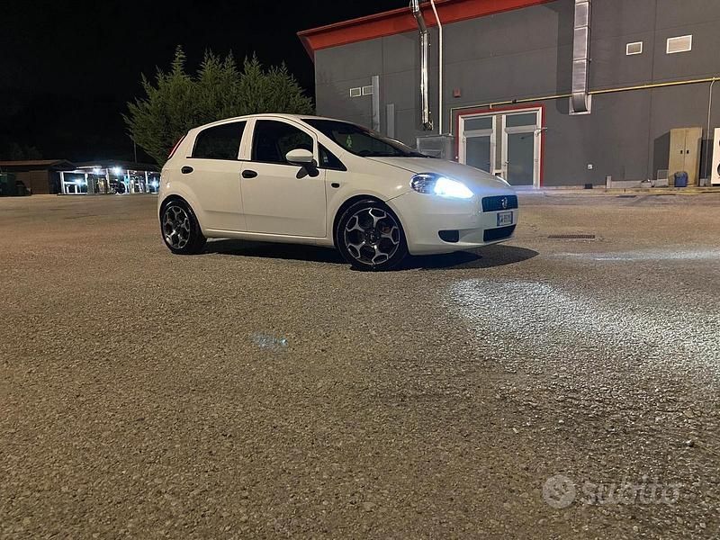 Usata Fiat Grande Punto 75 CV (55 kW) 2006 Bianco Utilitaria