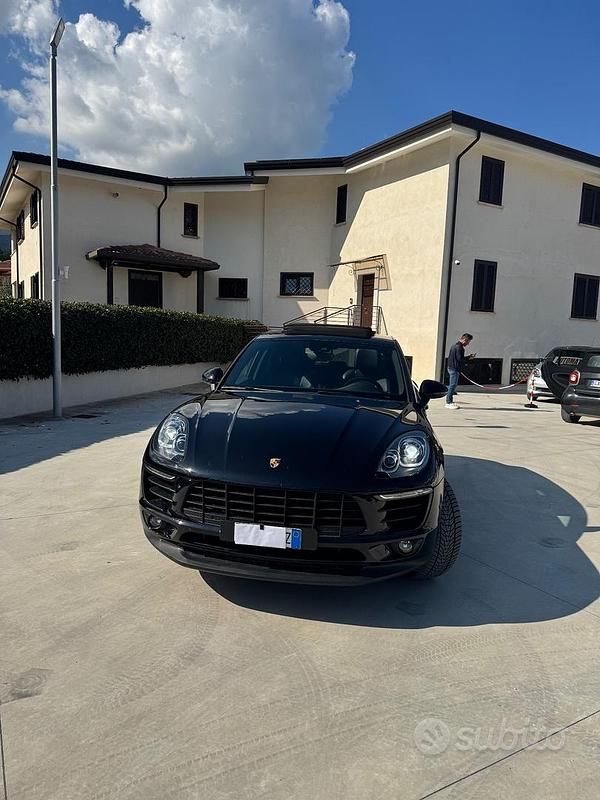 Nero Usata 2016 Porsche Macan SUV | 26.999 € (Cara) - Immagine 1/4