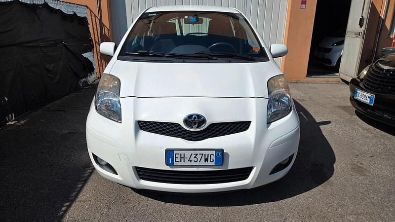Usata Toyota Yaris Sol 69 CV (50 kW) 2011 Bianco Utilitaria