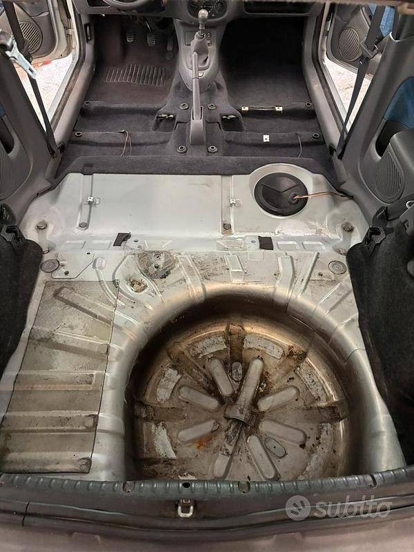 Usata Renault Clio II 58 CV (42 kW) 2001 Grigio Utilitaria