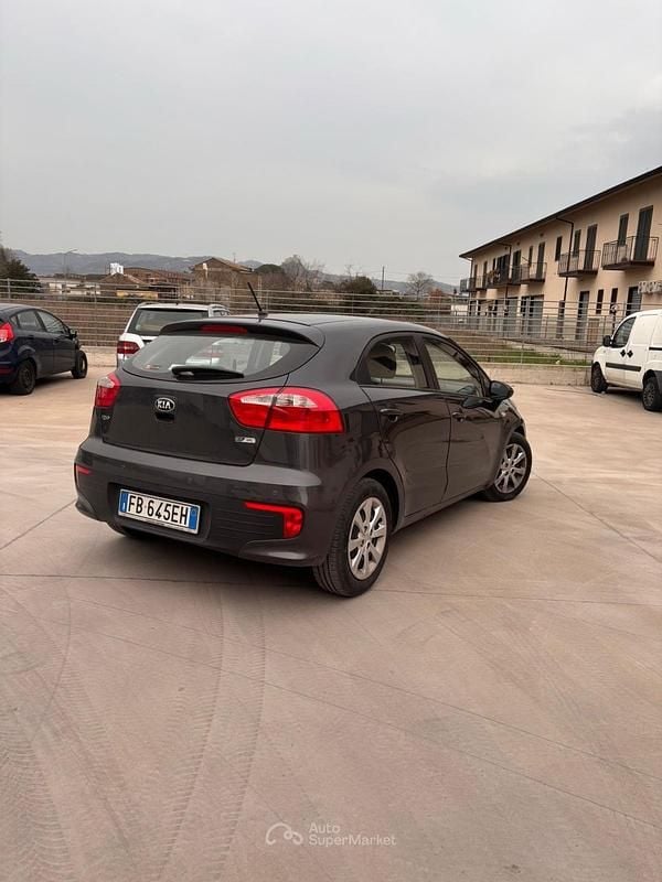 Usata Kia Rio 83 CV (61 kW) 2016 Marrone Utilitaria