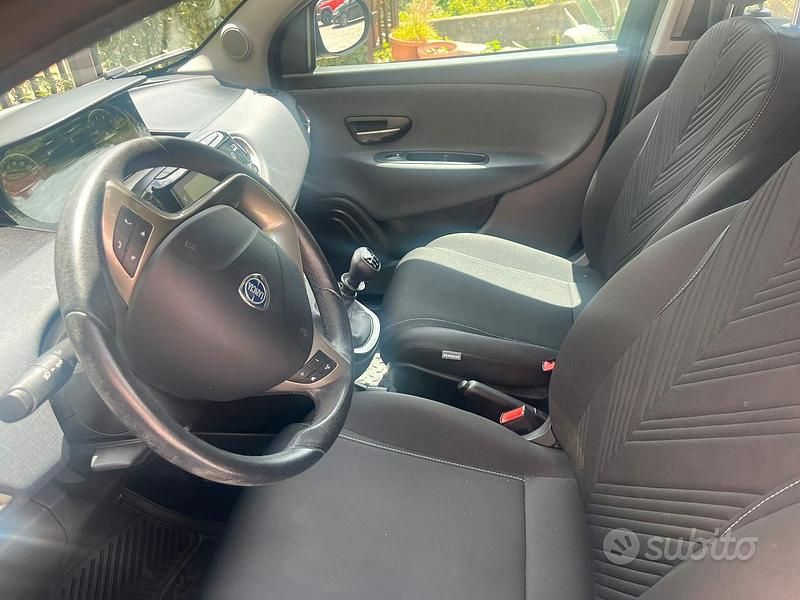 Usata Lancia Ypsilon 60 CV (44 kW) 2021 Blu Utilitaria