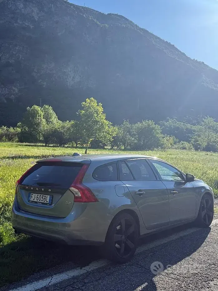 Usata Volvo V60 120 CV (88 kW) 2017 Grigio Station wagon