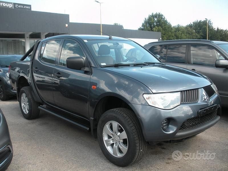 Grigio Usata 2013 Mitsubishi L200 Intense Pick-up | 16.500 € (Buon prezzo) - Immagine 1/4