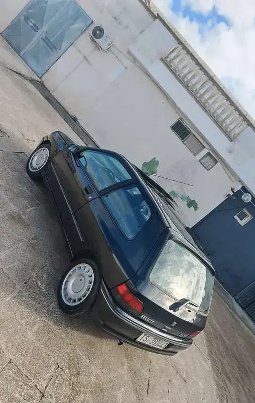 Usata Renault Clio 137 CV (100 kW) 1992 Utilitaria