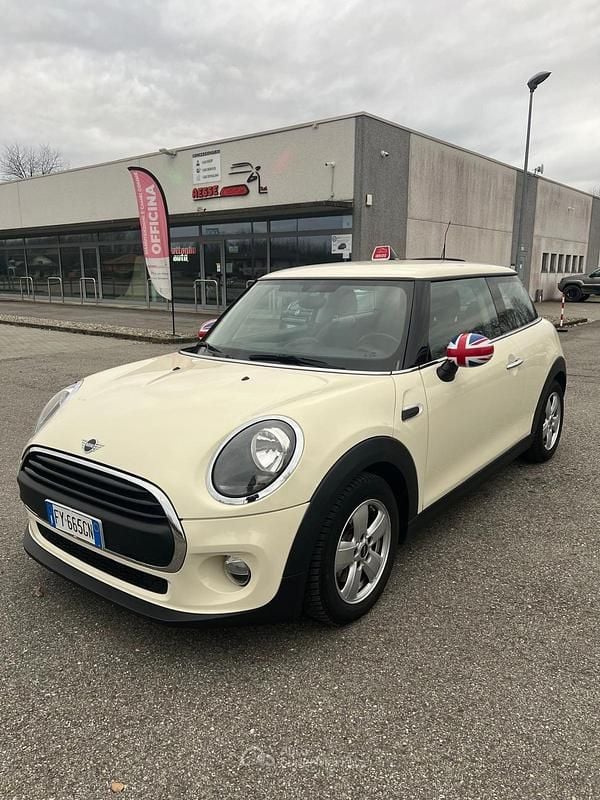 Usata Mini ONE 75 CV (55 kW) 2019 Beige Utilitaria
