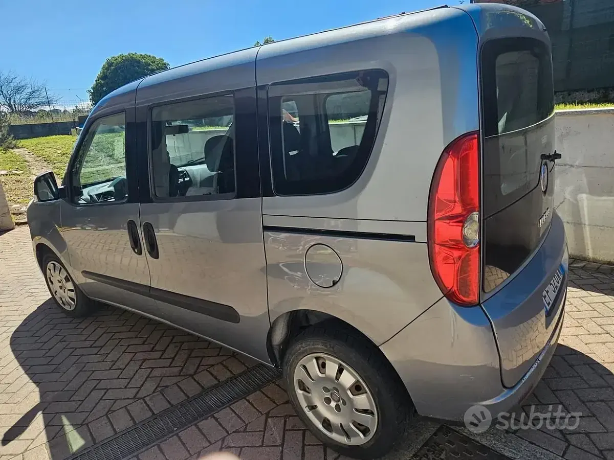 Usata Fiat Doblò 105 CV (77 kW) 2010 Grigio Monovolume