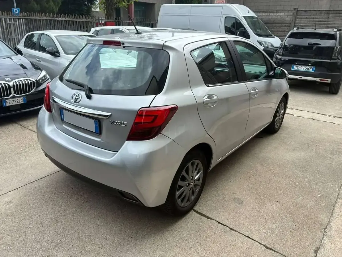 Usata Toyota Yaris Lounge 69 CV (50 kW) 2017 Argento Berlina