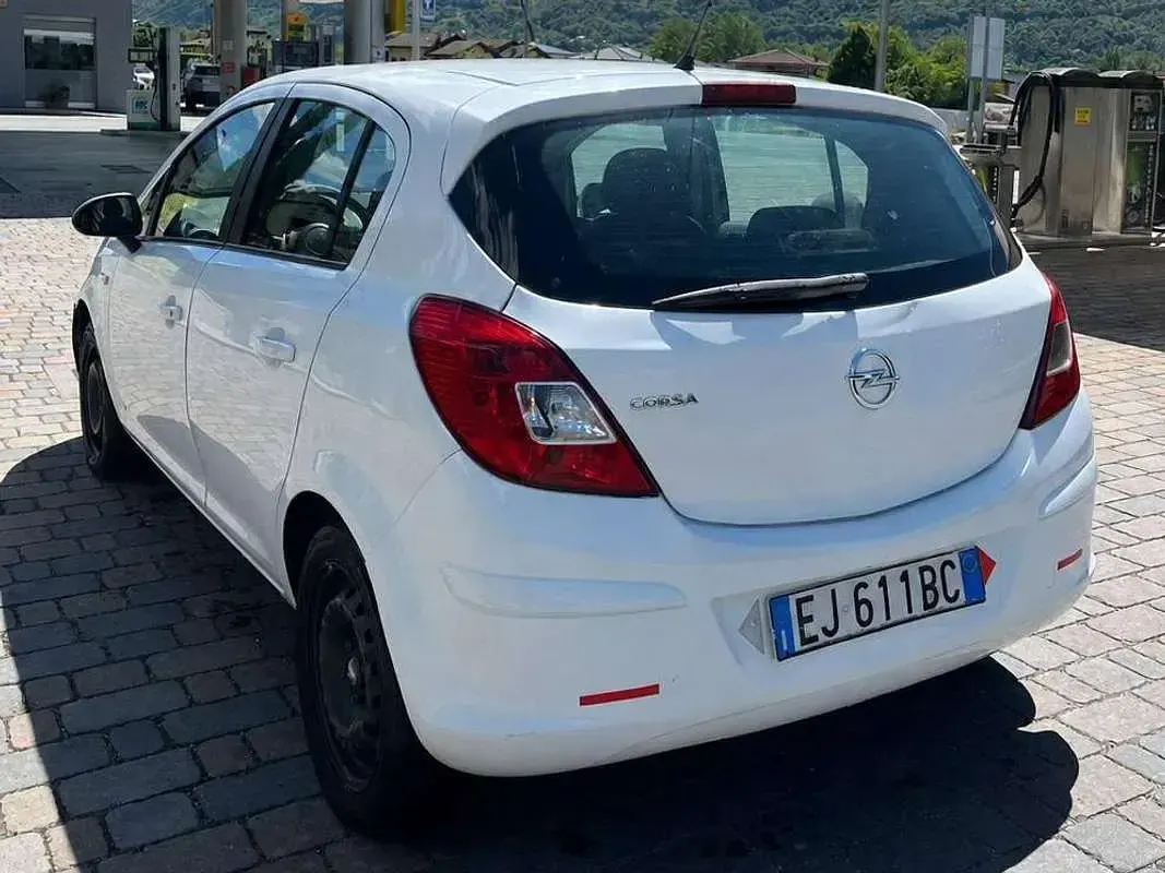 Usata Opel Corsa Cosmo 86 CV (63 kW) 2011 Bianco Utilitaria