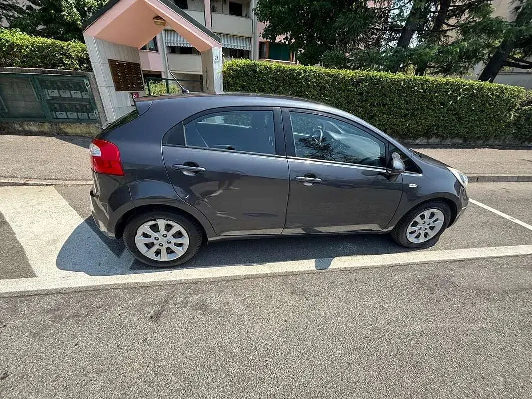 Usata Kia Rio LX 86 CV (63 kW) 2013 Grigio Berlina