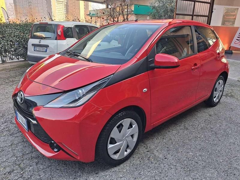Usata Toyota Aygo X-play 69 CV (50 kW) 2016 Rosso Utilitaria