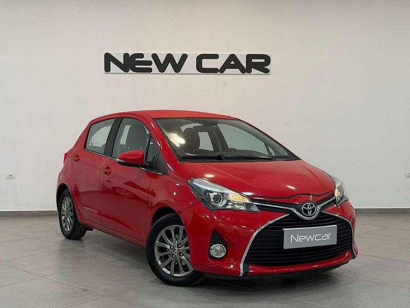 Usata Toyota Yaris Lounge 69 CV (50 kW) 2016 Rosso Utilitaria