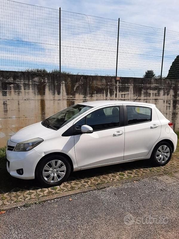 Usata Toyota Yaris Lounge 69 CV (50 kW) 2013 Bianco Utilitaria