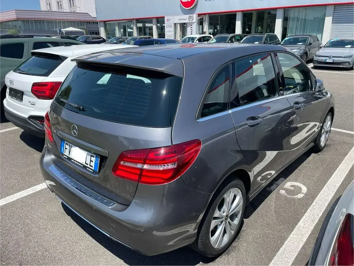 Usata Mercedes B200 136 CV (100 kW) 2019 Grigio Utilitaria