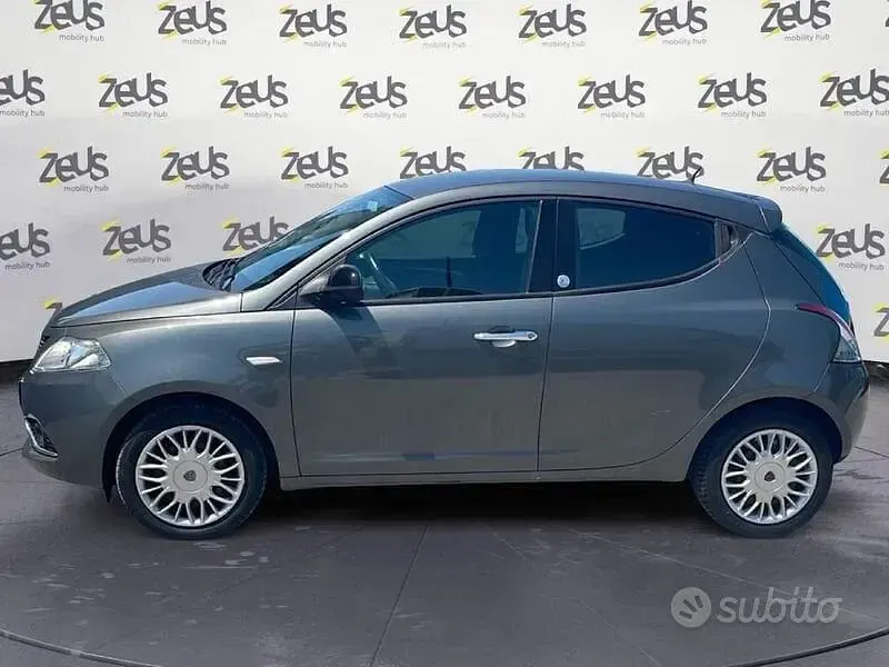 Usata Lancia Ypsilon Gold 69 CV (50 kW) 2017 Grigio Utilitaria