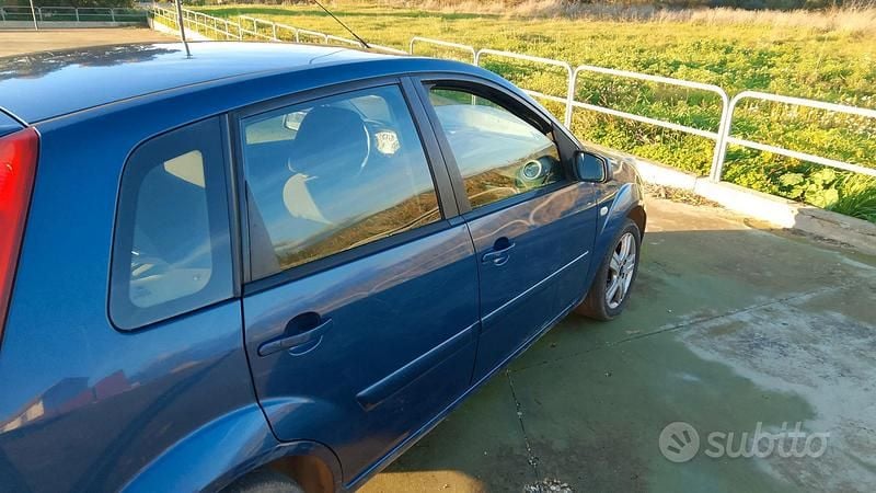 Blu Usata 2008 Ford Fiesta Tre volumi | 3500 € (Buon prezzo) - Immagine 1/4