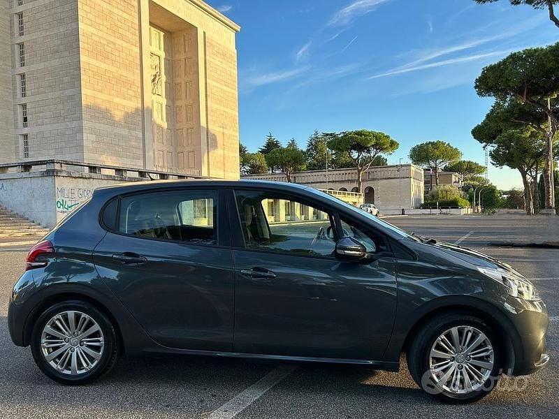 Usata Peugeot 208 Active 82 CV (60 kW) 2017 Grigio Utilitaria