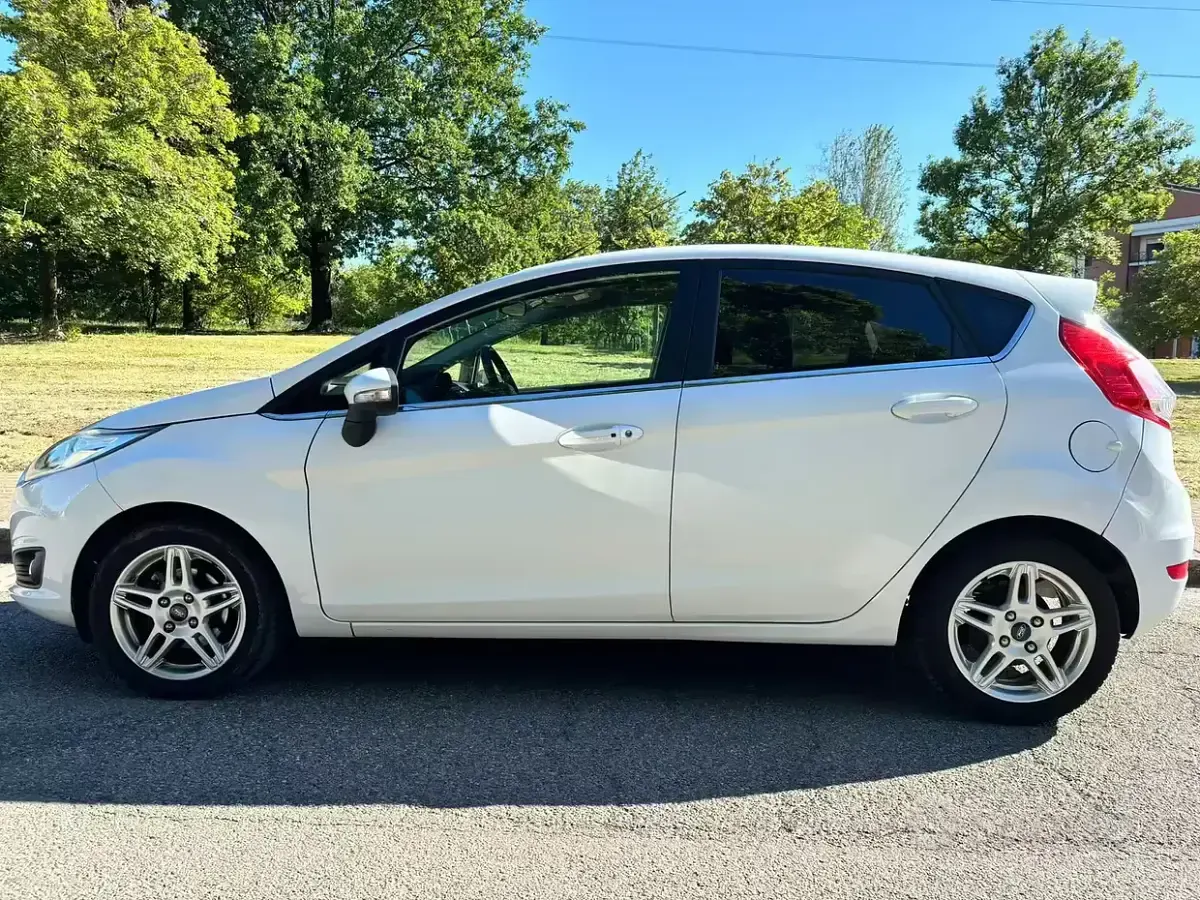 Usata Ford Fiesta 75 CV (55 kW) 2013 Bianco Berlina