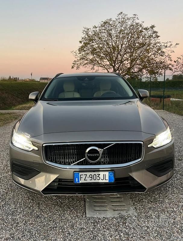 Grigio Usata 2019 Volvo V60 Station wagon | 17.500 € (Cara) - Immagine 1/4