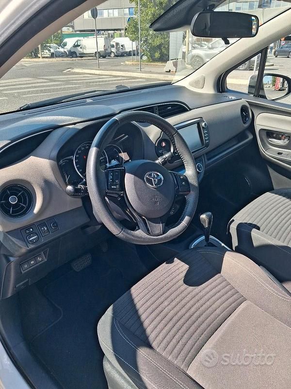 Usata Toyota Yaris Hybrid 73 CV (53 kW) 2019 Bianco Utilitaria