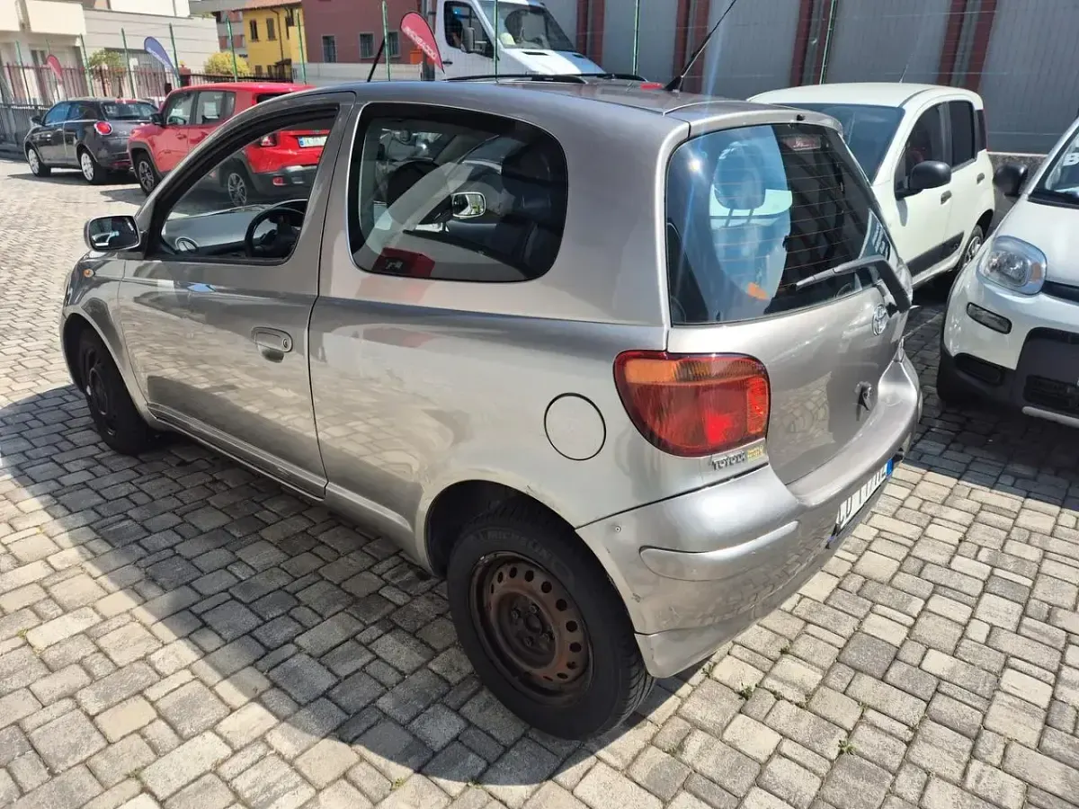 Usata Toyota Yaris 65 CV (47 kW) 2003 Argento Berlina