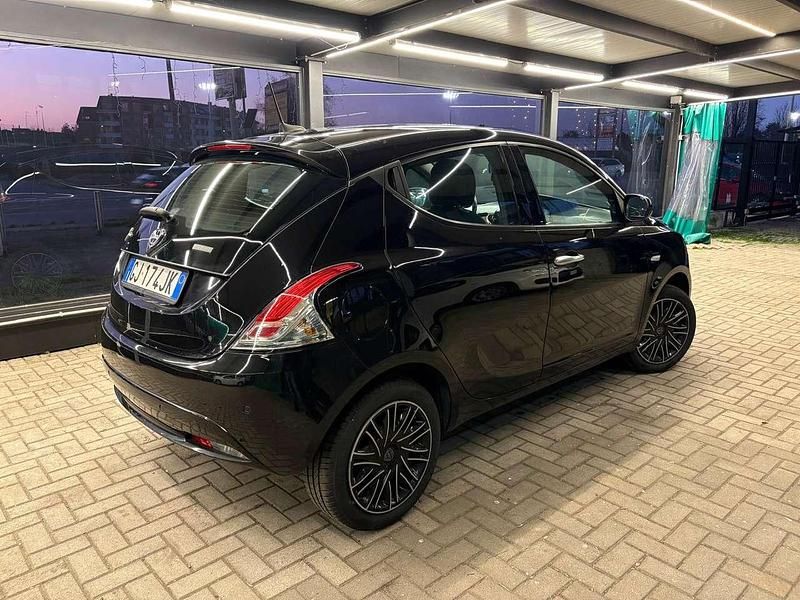 Usata Lancia Ypsilon Gold 69 CV (50 kW) 2022 Nero Utilitaria