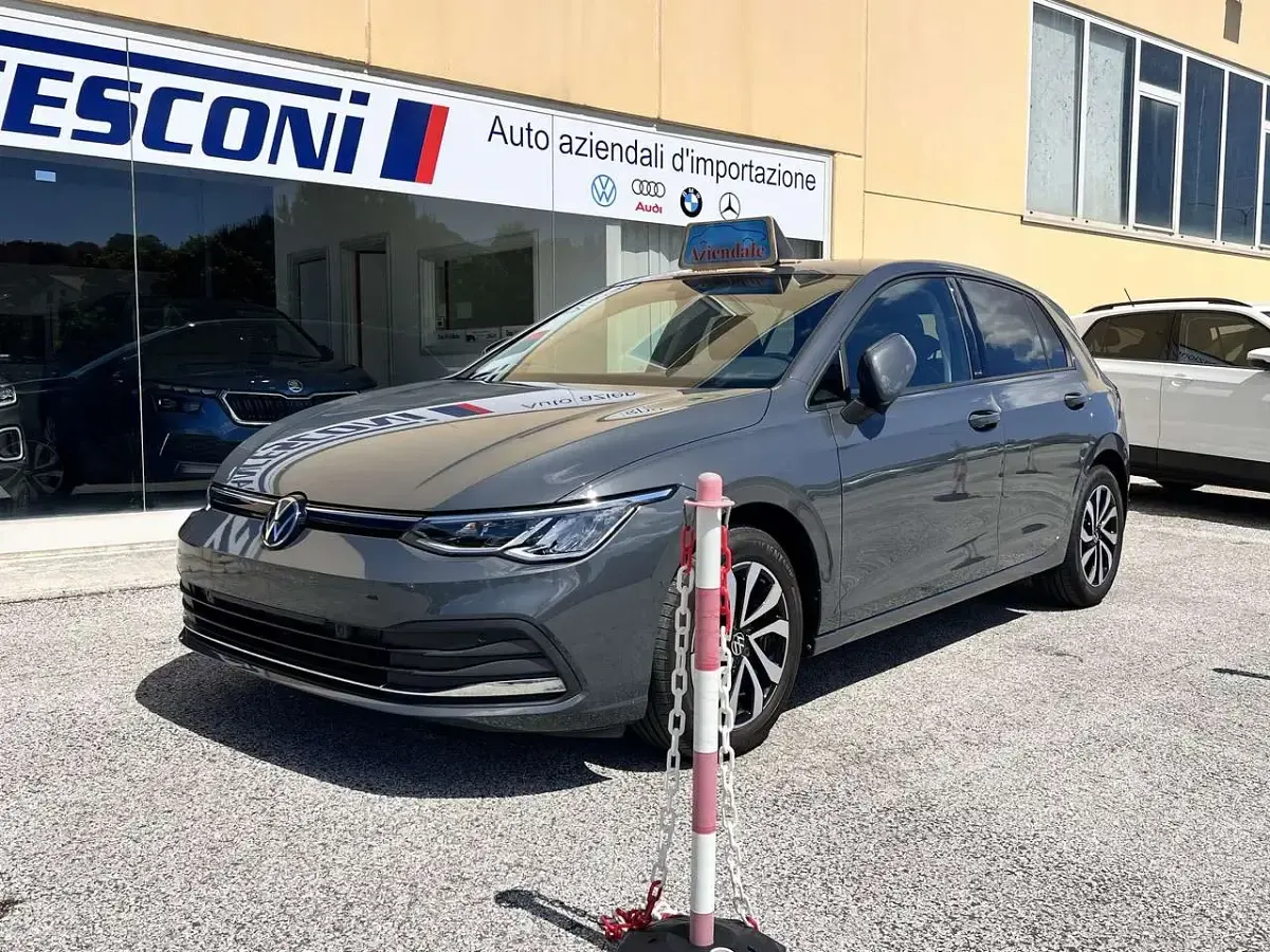 Usata VW Golf VIII Active 116 CV (85 kW) 2022 Grigio delfino Berlina