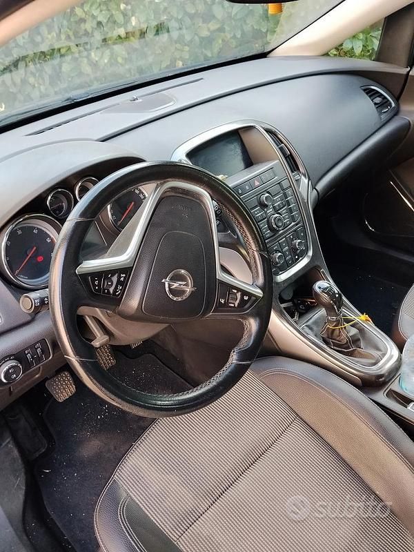 Usata Opel Astra 101 CV (74 kW) 2011 Berlina