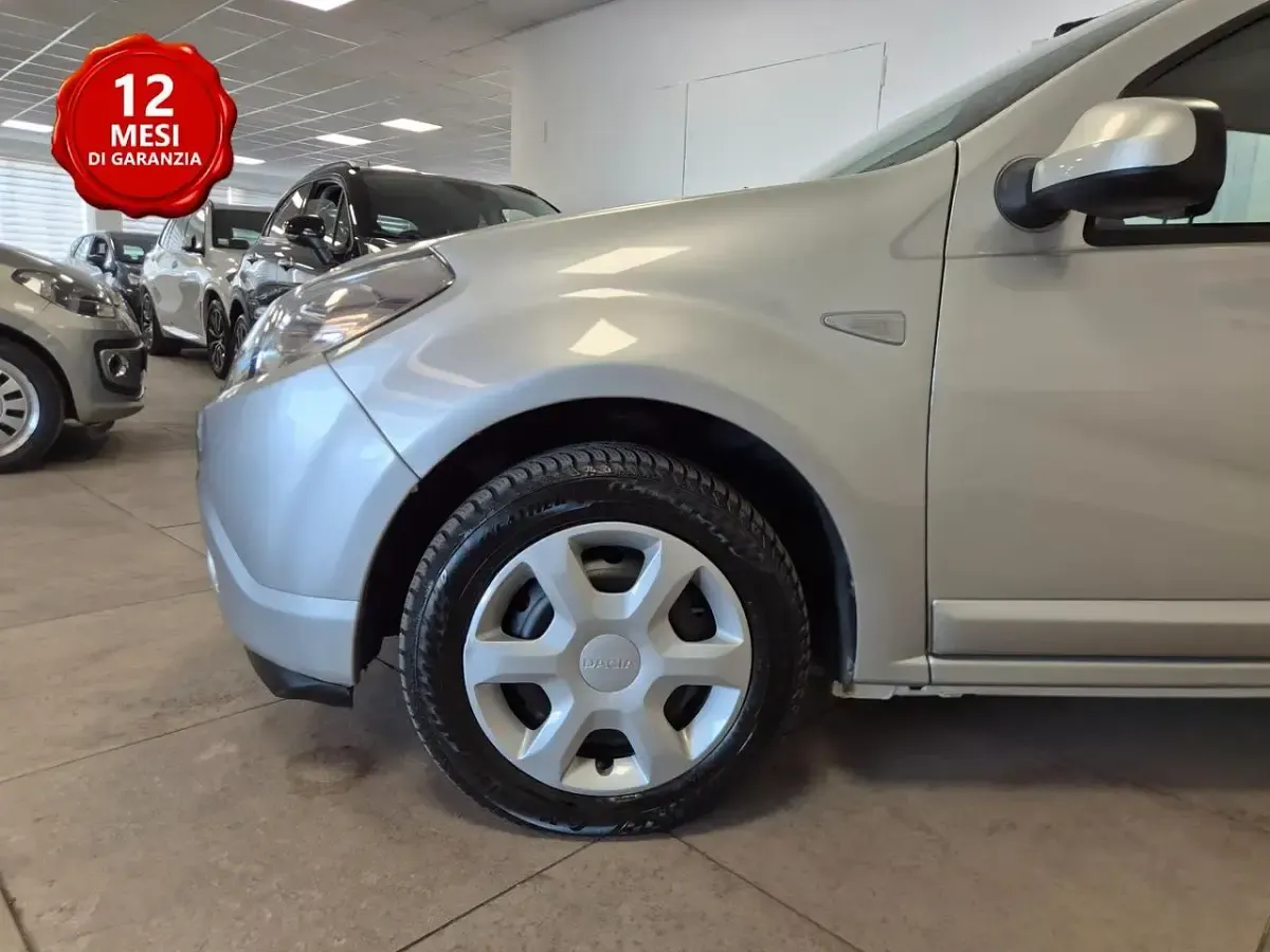 Usata Dacia Sandero Lauréate 76 CV (55 kW) 2010 Argento Berlina