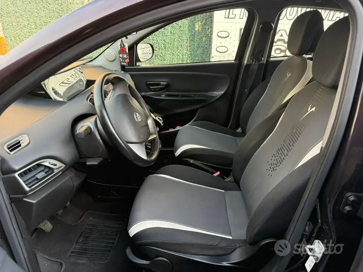 Usata Lancia Ypsilon Silver 80 CV (58 kW) 2014 Viola Utilitaria